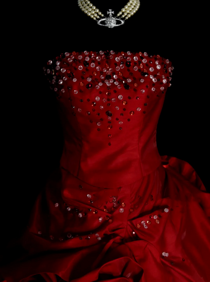 Einzigartiges, trägerloses Ballkleid aus burgunderrotem Satin mit mehrlagigem Design, ideal für Quinceañera, Sweet 15 oder 16 Jahre, OB010