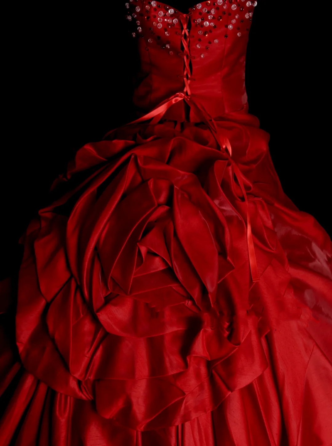 Einzigartiges, trägerloses Ballkleid aus burgunderrotem Satin mit mehrlagigem Design, ideal für Quinceañera, Sweet 15 oder 16 Jahre, OB010