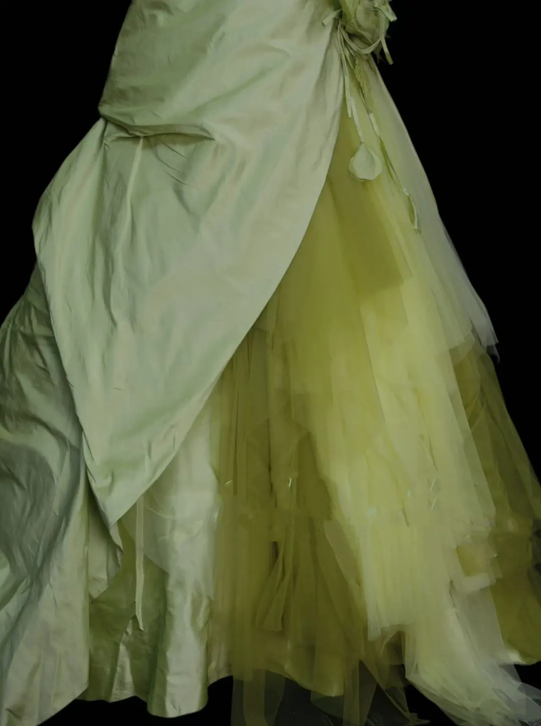 Robe de bal unique sans bretelles en tulle et satin vert sauge à plusieurs volants, longue robe de quinceañera, tenue d'anniversaire pour les 15 et 16 ans, référence OB011