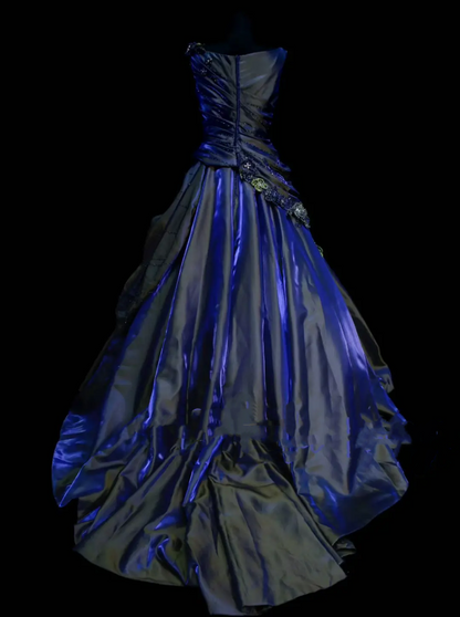 Einzigartiges Ballkleid aus königsblauem Satin mit U-Boot-Ausschnitt und mehrlagiger Perlenstickerei, langes Kleid für Quinceañera, Sweet 15 oder 16 Geburtstag, Modell OB012