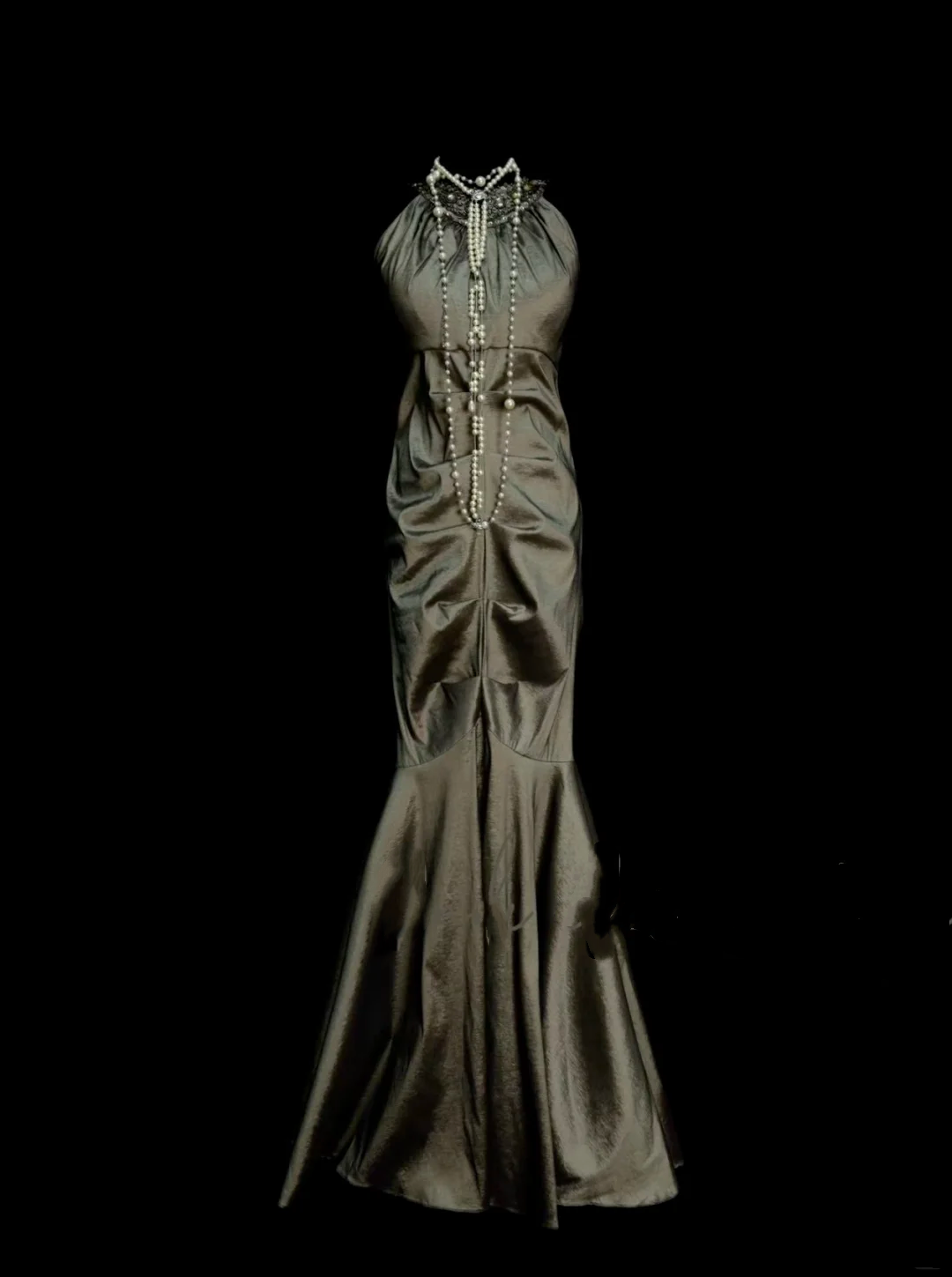 Ideen für schlichte, lange, grüne Satin-Abendkleider im Meerjungfrauenstil mit hohem Kragen und plissiertem Schnitt – Inspiration für formelle Partykleider für Damen OB013