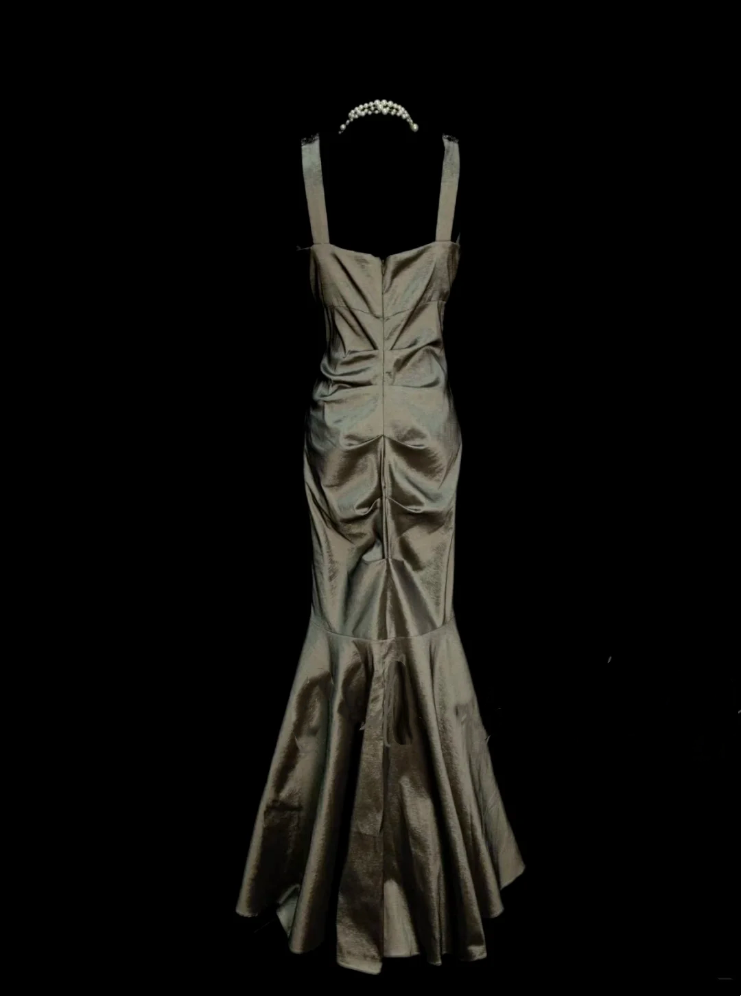 Ideen für schlichte, lange, grüne Satin-Abendkleider im Meerjungfrauenstil mit hohem Kragen und plissiertem Schnitt – Inspiration für formelle Partykleider für Damen OB013