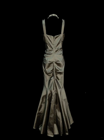 Ideen für schlichte, lange, grüne Satin-Abendkleider im Meerjungfrauenstil mit hohem Kragen und plissiertem Schnitt – Inspiration für formelle Partykleider für Damen OB013