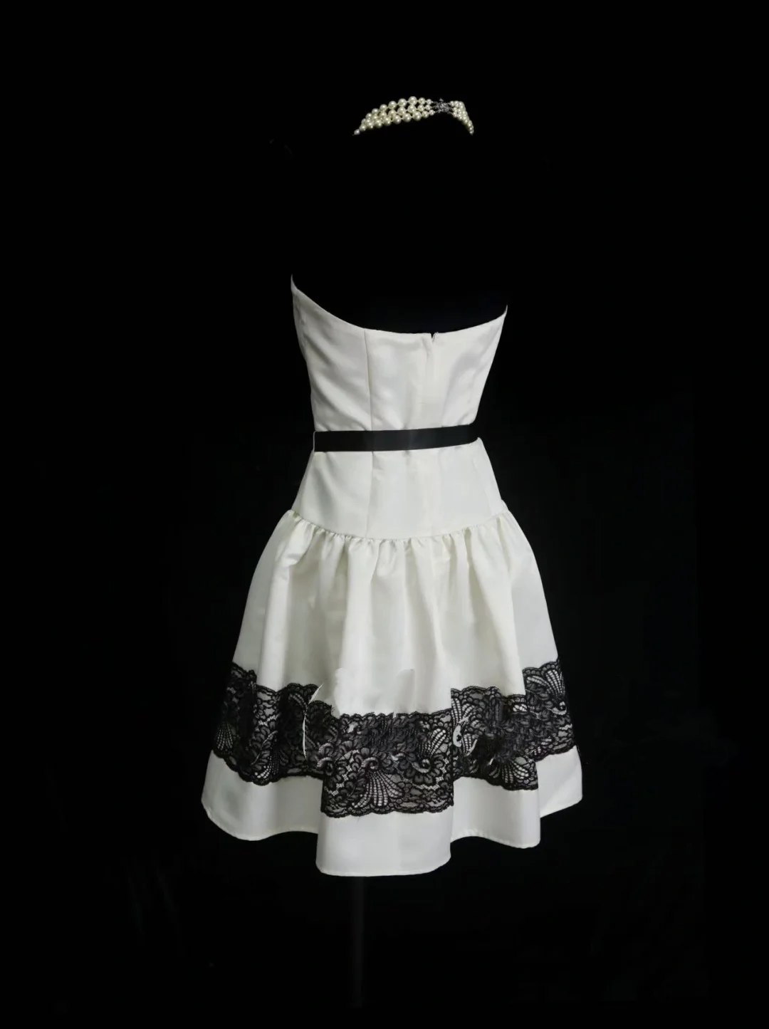 Robe de bal courte bustier en satin blanc avec dentelle noire, idéale pour un 18e anniversaire, un bal de promo ou une soirée cocktail (OB016)