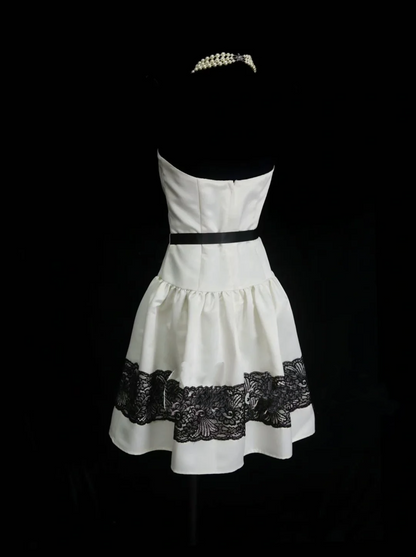 Robe de bal courte bustier en satin blanc avec dentelle noire, idéale pour un 18e anniversaire, un bal de promo ou une soirée cocktail (OB016)