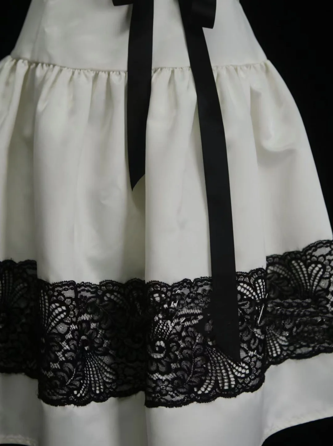 Robe de bal courte bustier en satin blanc avec dentelle noire, idéale pour un 18e anniversaire, un bal de promo ou une soirée cocktail (OB016)