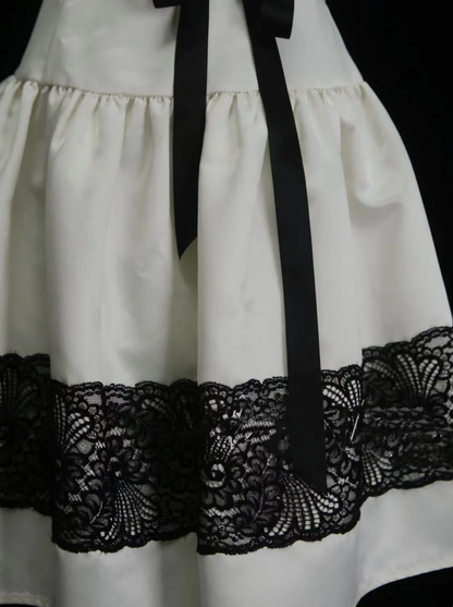 Robe de bal courte bustier en satin blanc avec dentelle noire, idéale pour un 18e anniversaire, un bal de promo ou une soirée cocktail (OB016)