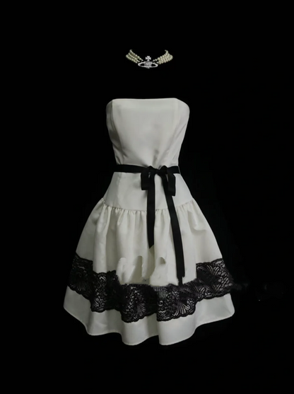 Robe de bal courte bustier en satin blanc avec dentelle noire, idéale pour un 18e anniversaire, un bal de promo ou une soirée cocktail (OB016)