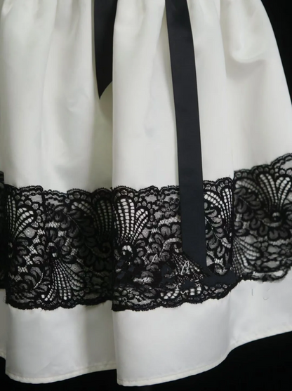 Robe de bal courte bustier en satin blanc avec dentelle noire, idéale pour un 18e anniversaire, un bal de promo ou une soirée cocktail (OB016)