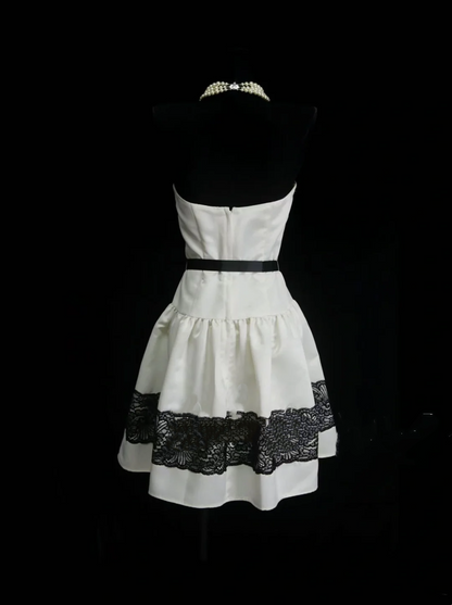 Robe de bal courte bustier en satin blanc avec dentelle noire, idéale pour un 18e anniversaire, un bal de promo ou une soirée cocktail (OB016)