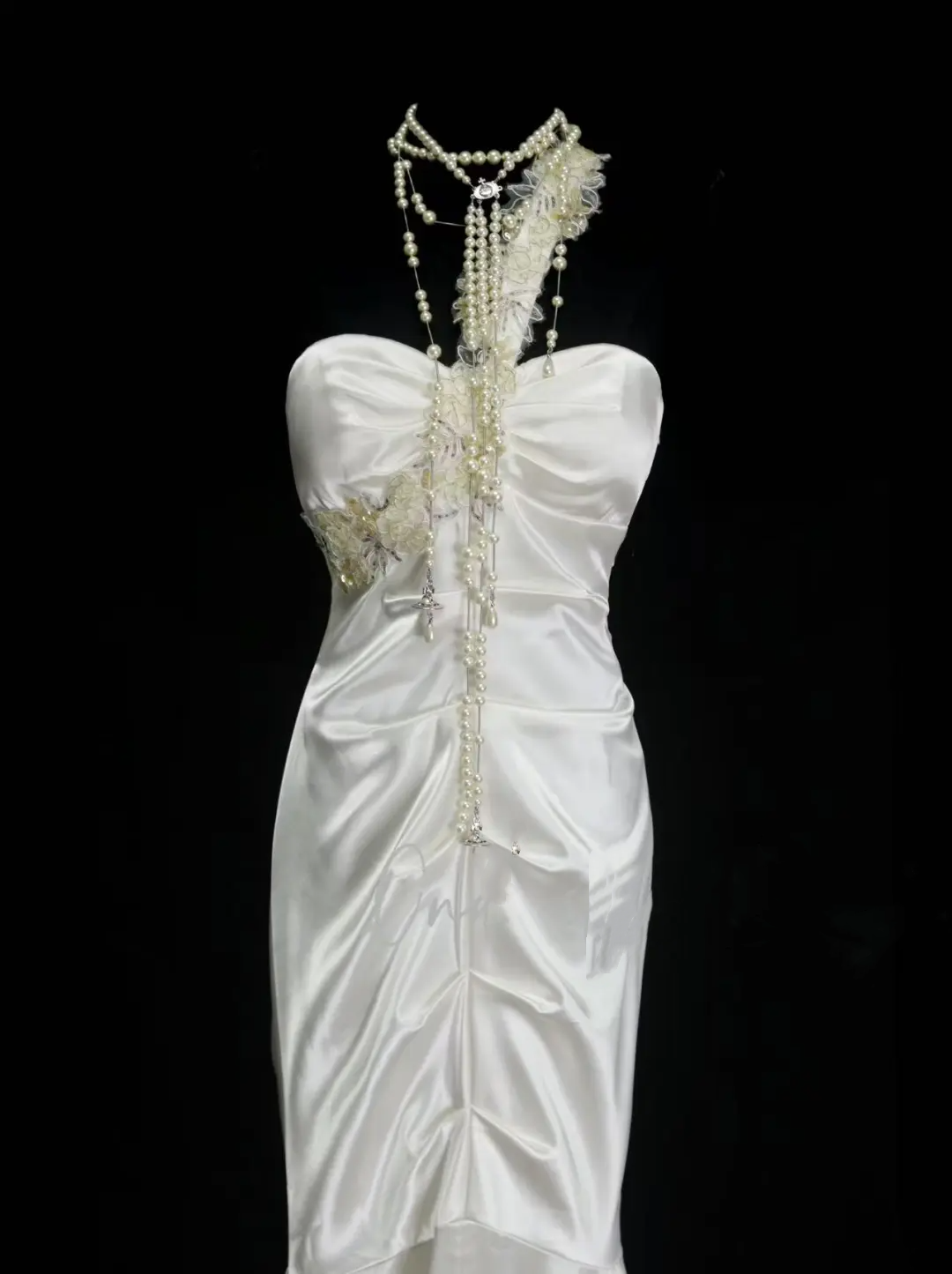 Elegantes, schlichtes Brautkleid im Meerjungfrauenstil mit One-Shoulder-Schnitt und Blumenmuster, erhältlich in kleinen und großen Größen (OB017)