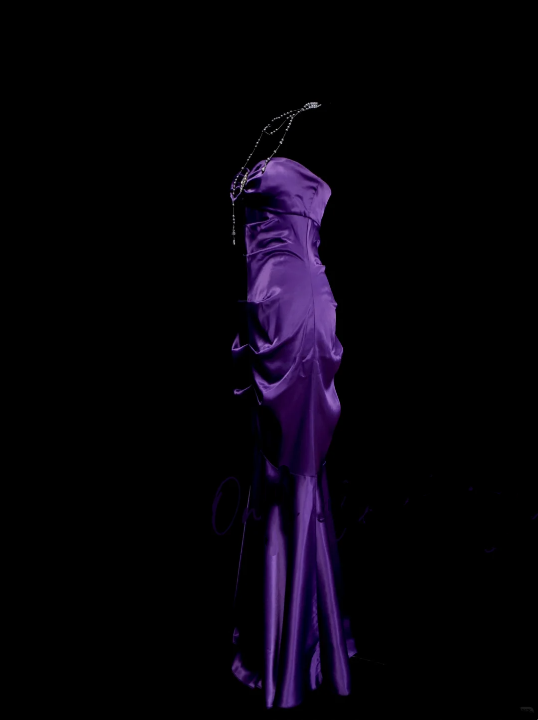 Ideen für ein schlichtes, langes, gerafftes Meerjungfrauen-Abendkleid aus Satin in Traubenfarbe mit plissiertem, formellem Look für Damen (OB018)