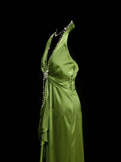 Idées de robes de bal longues en satin vert olive, coupe trapèze, dos nu et fronces, avec plis. Inspiration pour robes de soirée formelles pour femmes OB021