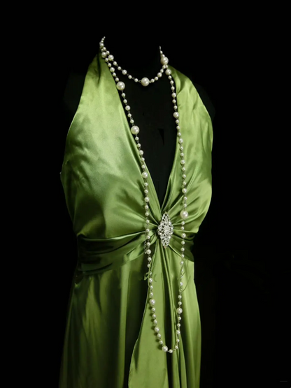 Idées de robes de bal longues en satin vert olive, coupe trapèze, dos nu et fronces, avec plis. Inspiration pour robes de soirée formelles pour femmes OB021