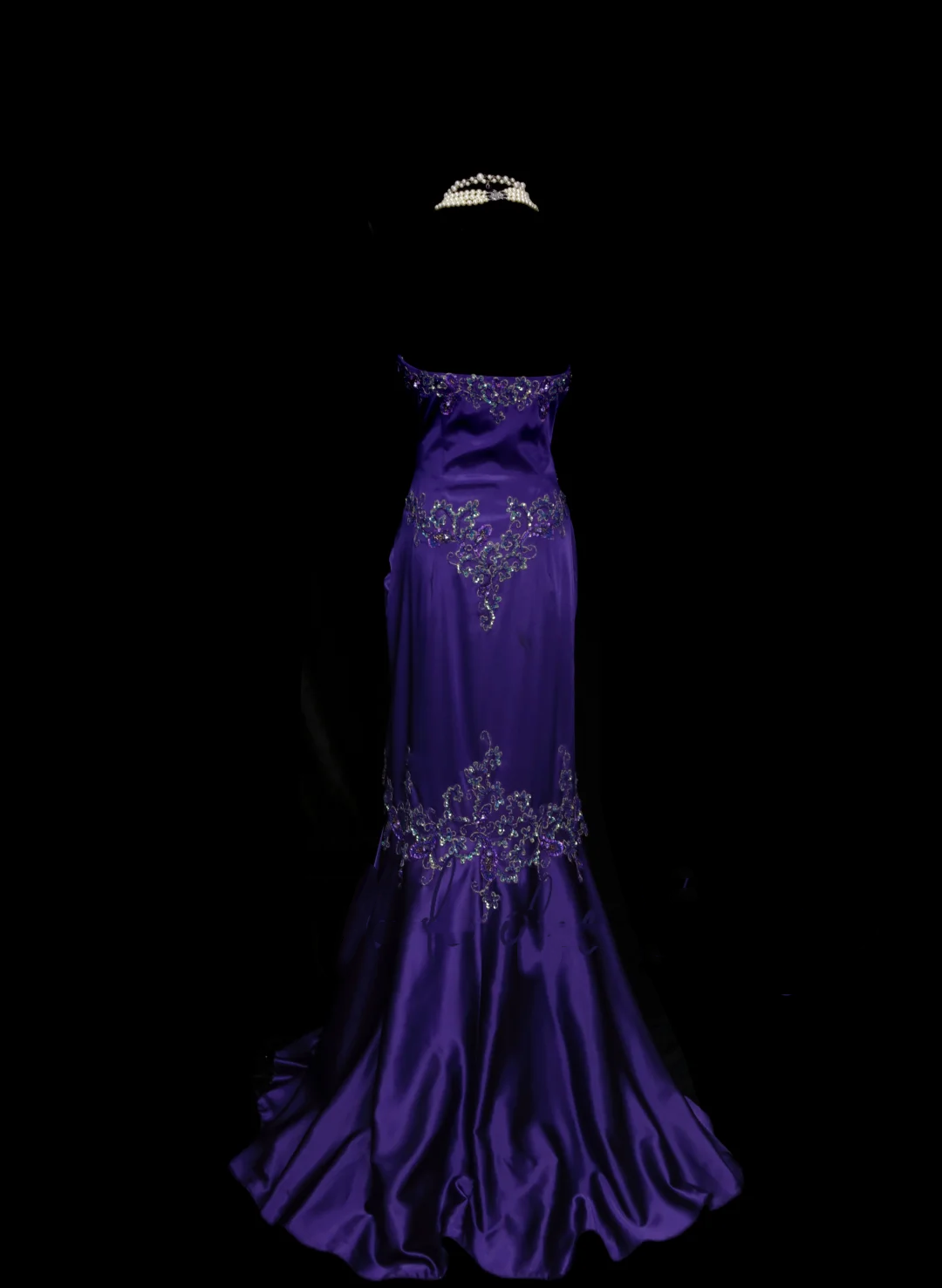 Elegantes, trägerloses Meerjungfrauen-Abendkleid aus lila Satin mit Applikationen und Perlenstickerei – ein trendiges Partykleid für Damen (OB026)