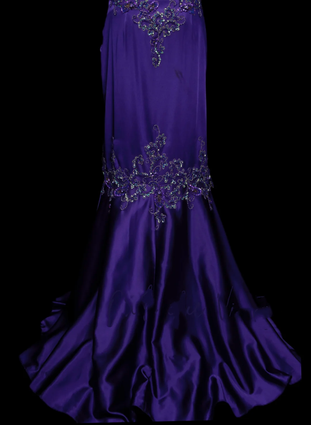 Elegantes, trägerloses Meerjungfrauen-Abendkleid aus lila Satin mit Applikationen und Perlenstickerei – ein trendiges Partykleid für Damen (OB026)