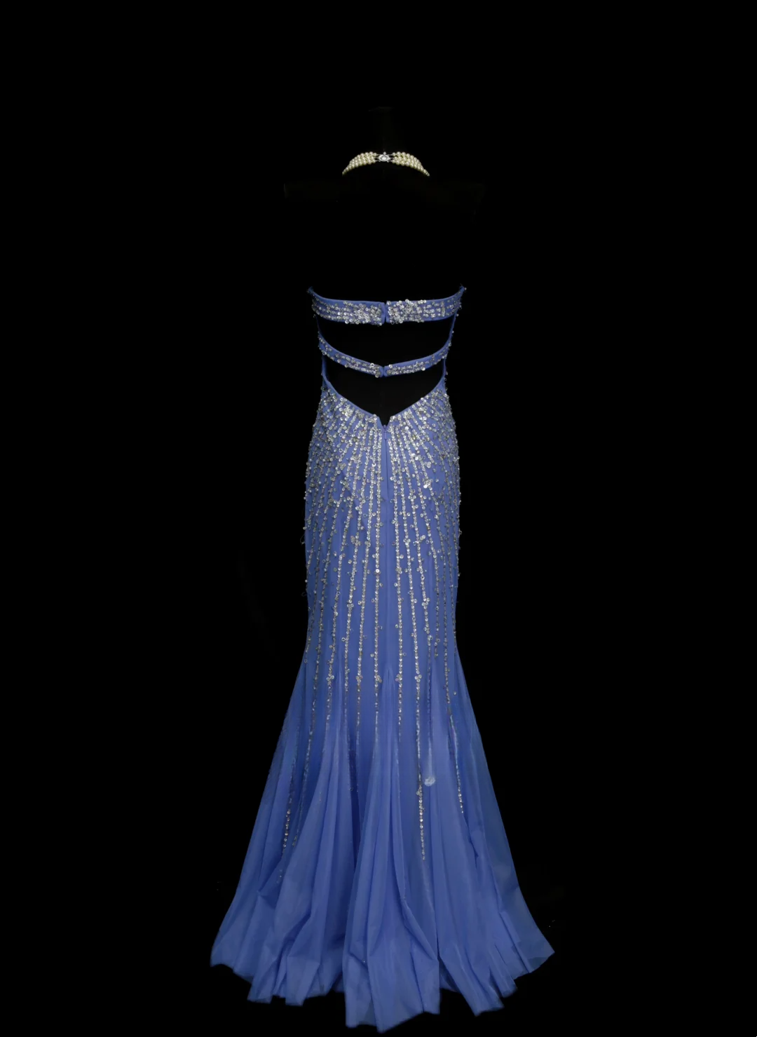 Robe de bal sirène élégante et sophistiquée, décolleté cœur, sequins bleus et perles, longue, collection 2026, référence OB027