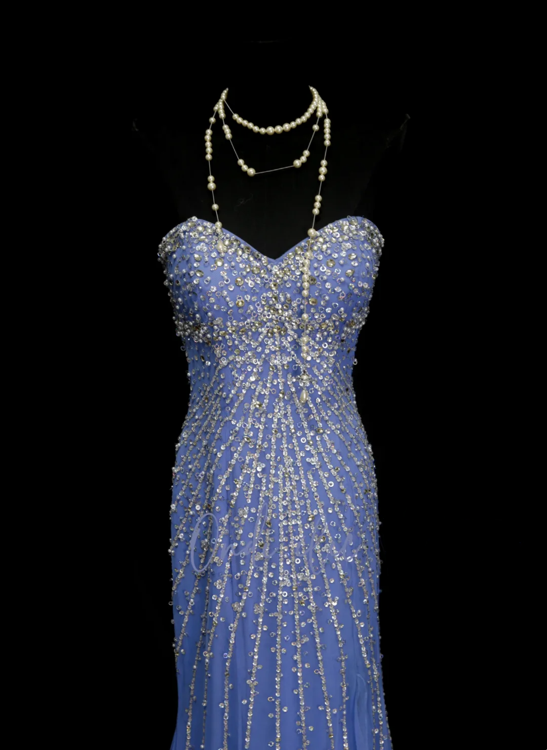 Robe de bal sirène élégante et sophistiquée, décolleté cœur, sequins bleus et perles, longue, collection 2026, référence OB027