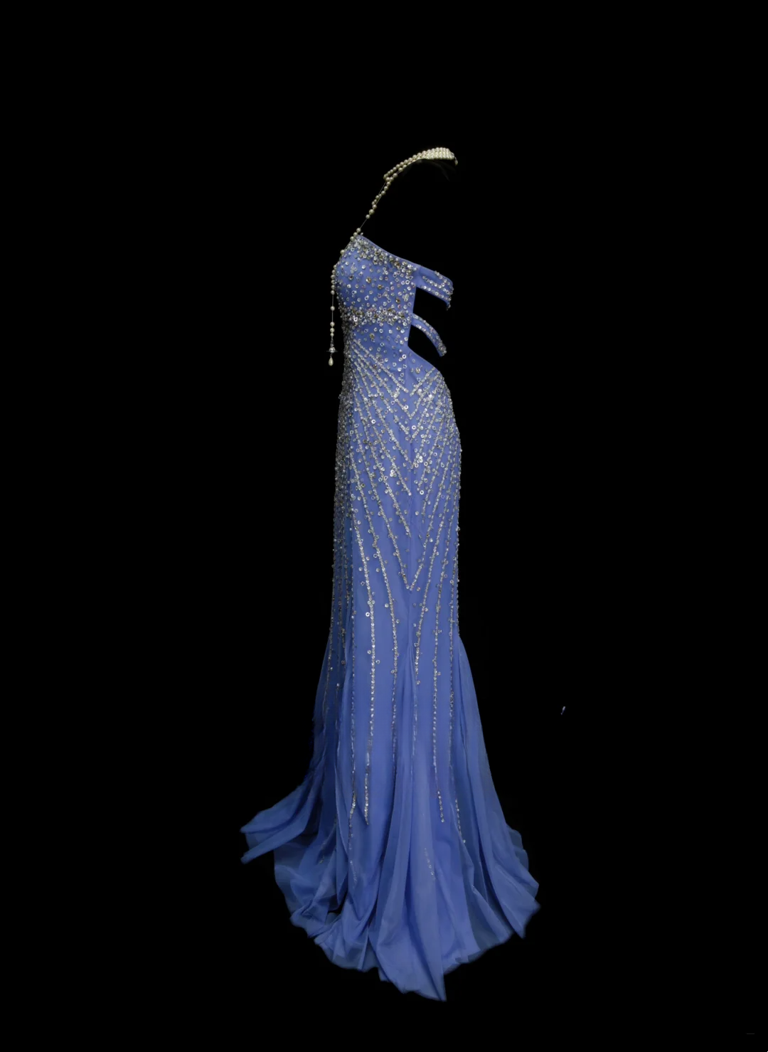 Robe de bal sirène élégante et sophistiquée, décolleté cœur, sequins bleus et perles, longue, collection 2026, référence OB027