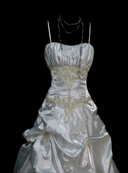 Elegantes Ballkleid mit Spaghettiträgern, silber plissiert, mit perlenbesetztem Oberteil, langes Abendkleid, Partykleid, Outfit für den 18. Geburtstag, Abschlusskleid OB043