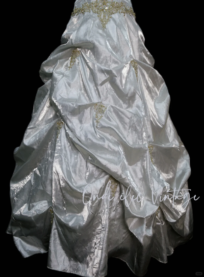 Elegantes Ballkleid mit Spaghettiträgern, silber plissiert, mit perlenbesetztem Oberteil, langes Abendkleid, Partykleid, Outfit für den 18. Geburtstag, Abschlusskleid OB043