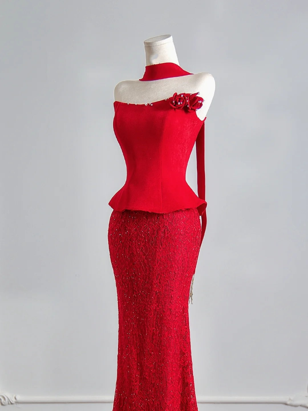 Figurschmeichelndes, trägerloses Meerjungfrauen-Abendkleid aus rotem Satin und Spitze, langes formelles Abendkleid für Geburtstagsfeiern N387