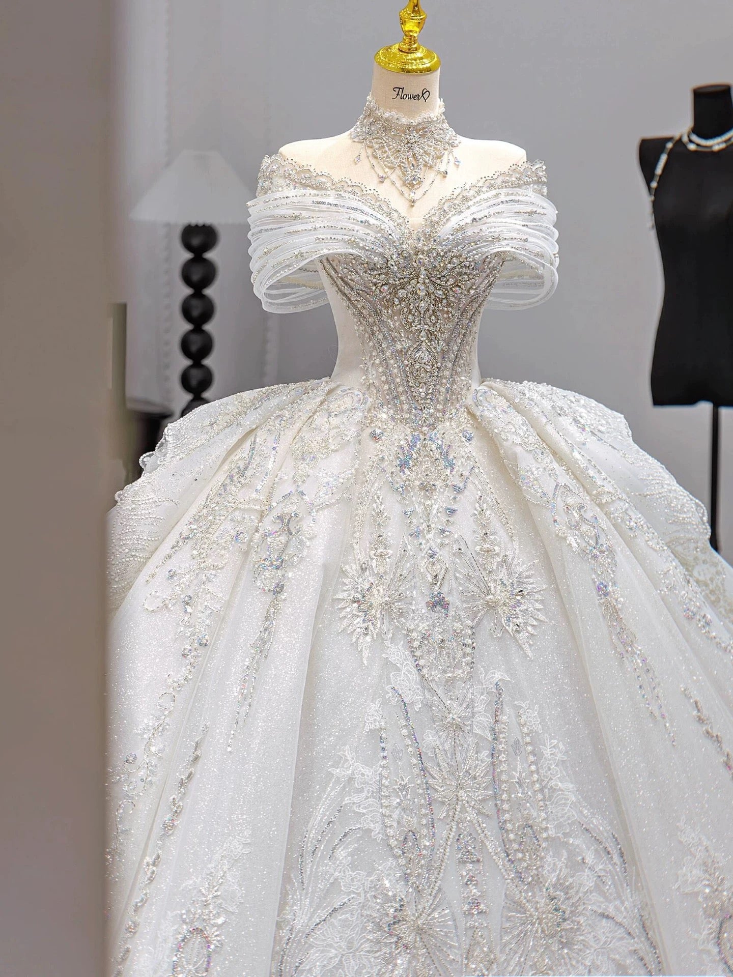 Modest Ball Gown Off The Shoulder Short Sleeves Fitted Tulle Corset Wedding Dress Long Bridal Gown Wedding Dresses DH2909