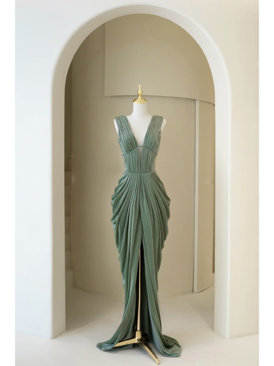 Robe de bal longue fendue verte à col en V et fourreau intemporelle, robe de soirée d'inspiration RB006