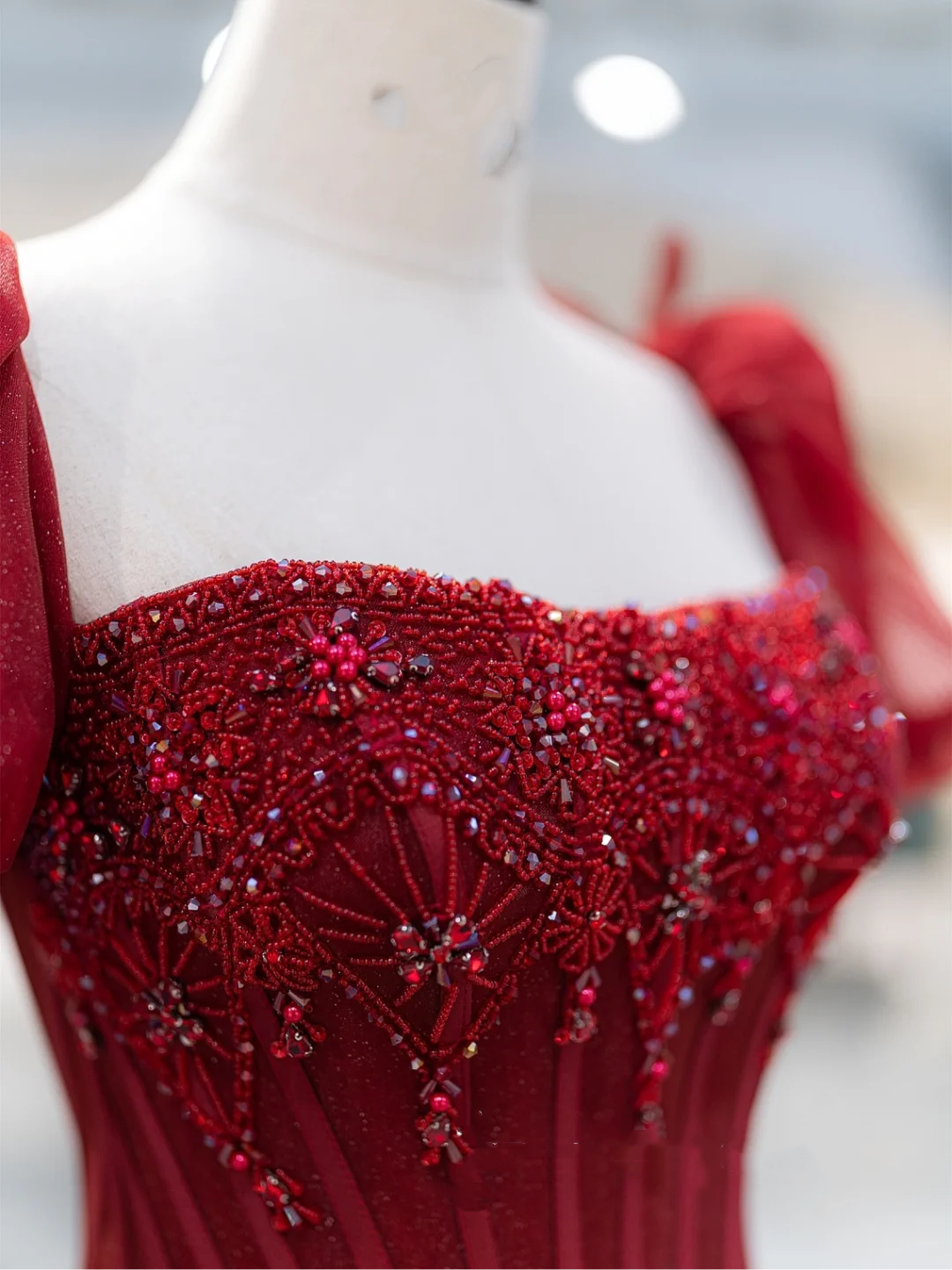 Charmantes Ballkleid mit quadratischem Ausschnitt, rotem Tüll, langes Ballkleid zum 18. Geburtstag, Outfit für die Oberstufe, Tanzpartykleid RB1063