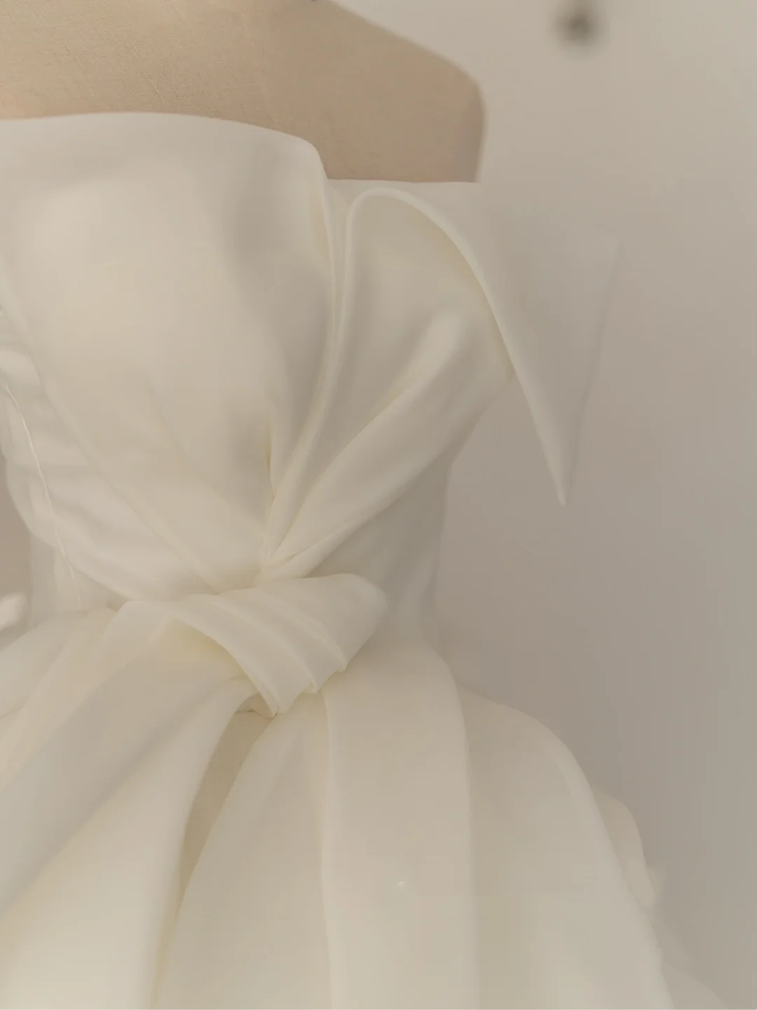 Robe de mariée blanche élégante et modeste, sans bretelles, sans manches, style robe de bal longue, RB1065