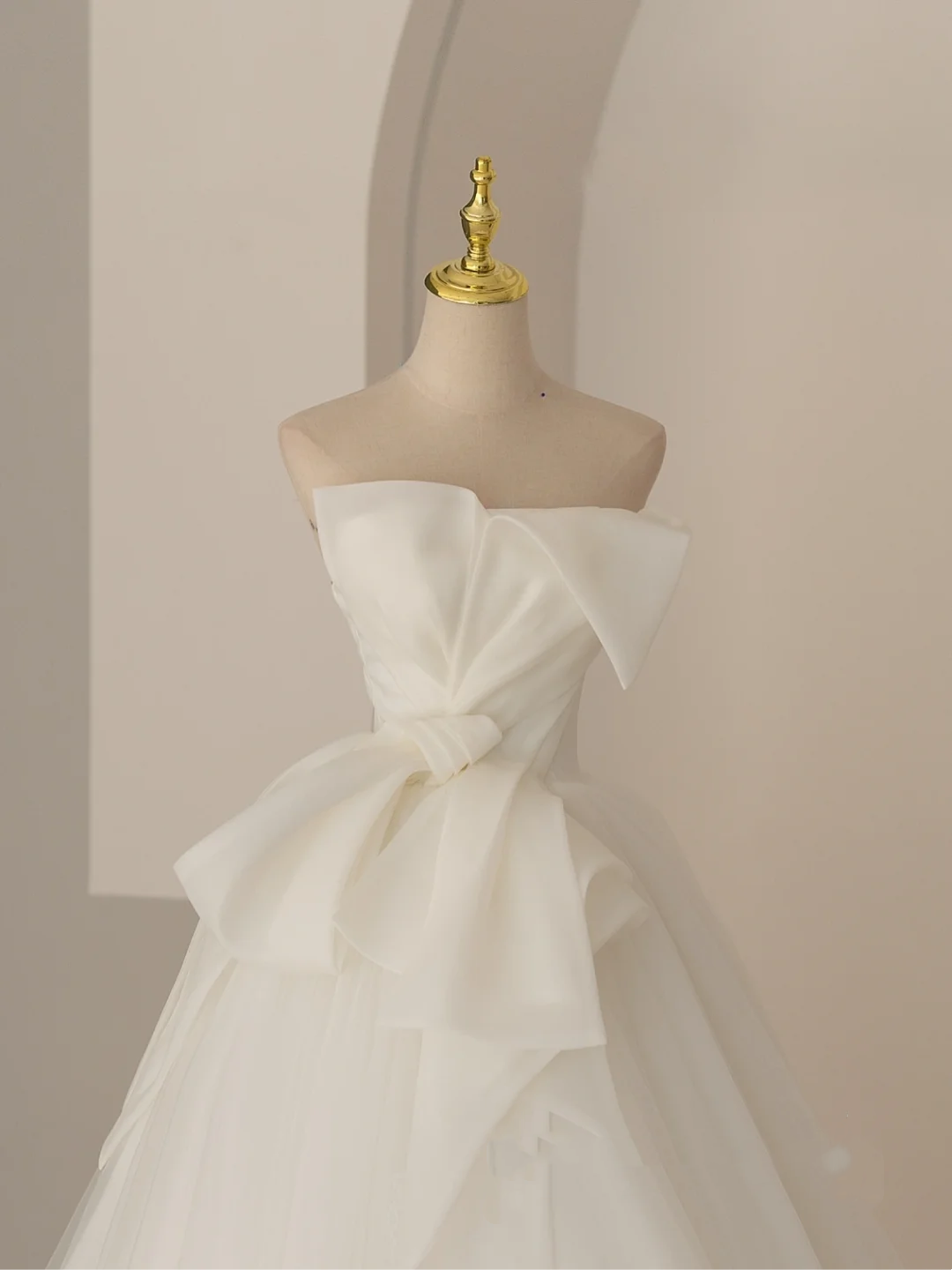 Robe de mariée blanche élégante et modeste, sans bretelles, sans manches, style robe de bal longue, RB1065