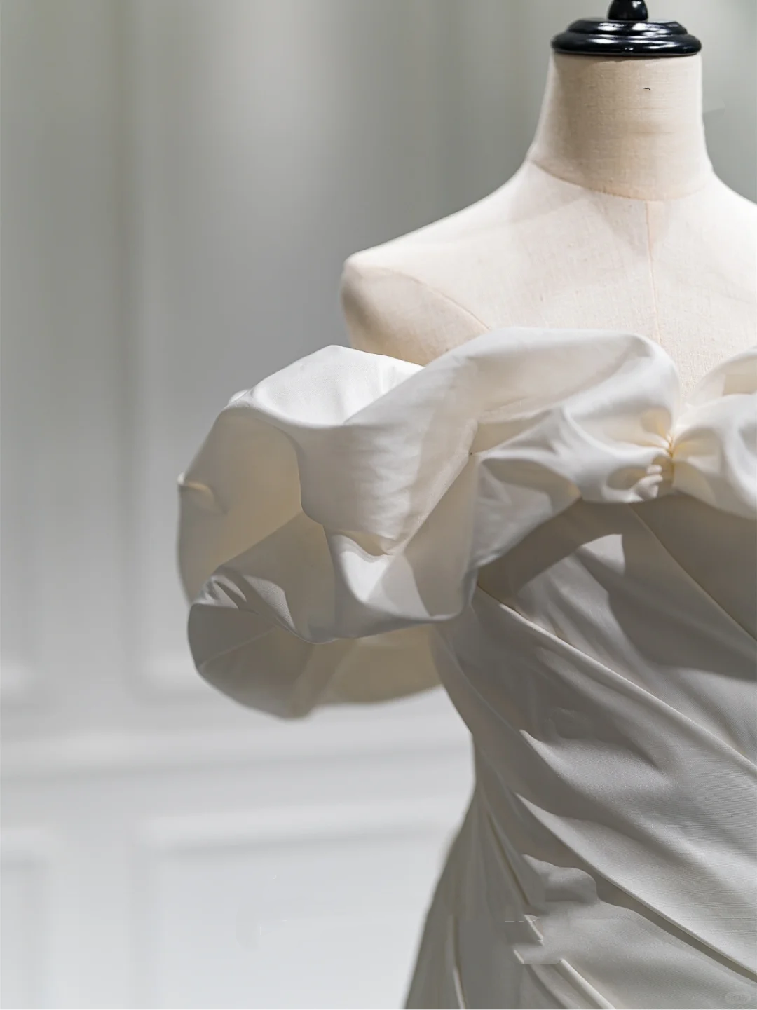 Robe de mariée sirène blanche à manches courtes et épaules dénudées, en satin, avec volants et corset, avec traîne, RB1067