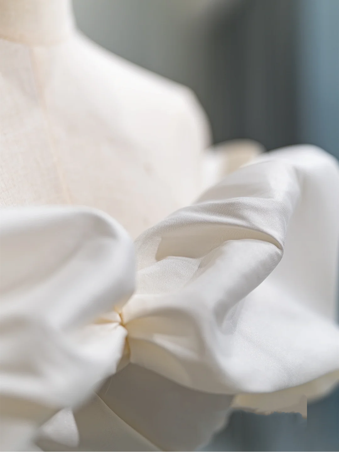 Robe de mariée sirène blanche à manches courtes et épaules dénudées, en satin, avec volants et corset, avec traîne, RB1067