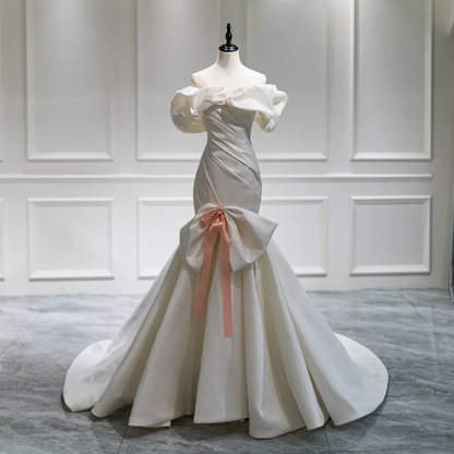 Robe de mariée sirène blanche à manches courtes et épaules dénudées, en satin, avec volants et corset, avec traîne, RB1067