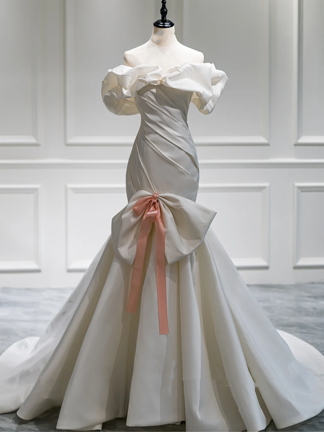 Robe de mariée sirène blanche à manches courtes et épaules dénudées, en satin, avec volants et corset, avec traîne, RB1067