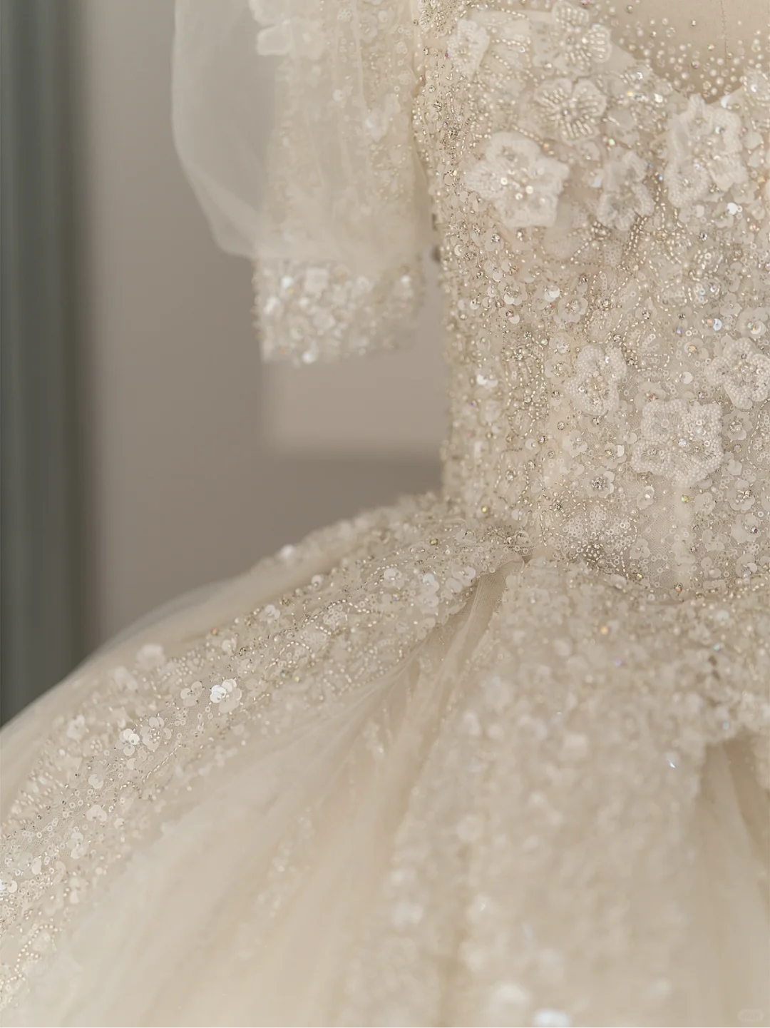 Modest Ball Gown V Neck Sequin Short Puffy Sleeves White Floral Bling Fitted Wedding Dress Styles Long Bridal Gown Wedding Gowns RB1069