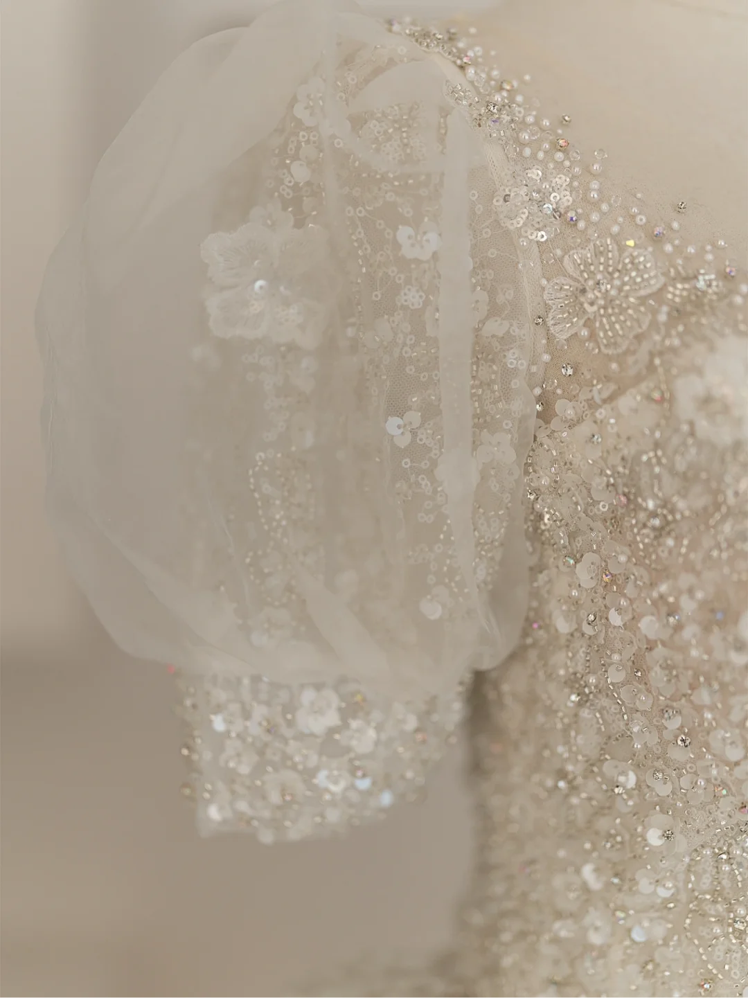 Modest Ball Gown V Neck Sequin Short Puffy Sleeves White Floral Bling Fitted Wedding Dress Styles Long Bridal Gown Wedding Gowns RB1069
