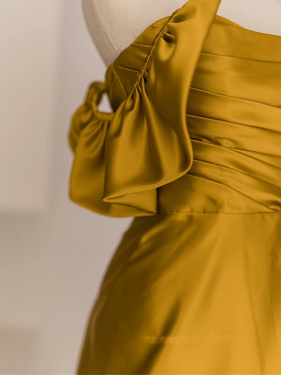 Robe de bal sirène élégante et tendance, épaules dénudées, en satin doré plissé, style lycée, longue, RB1072
