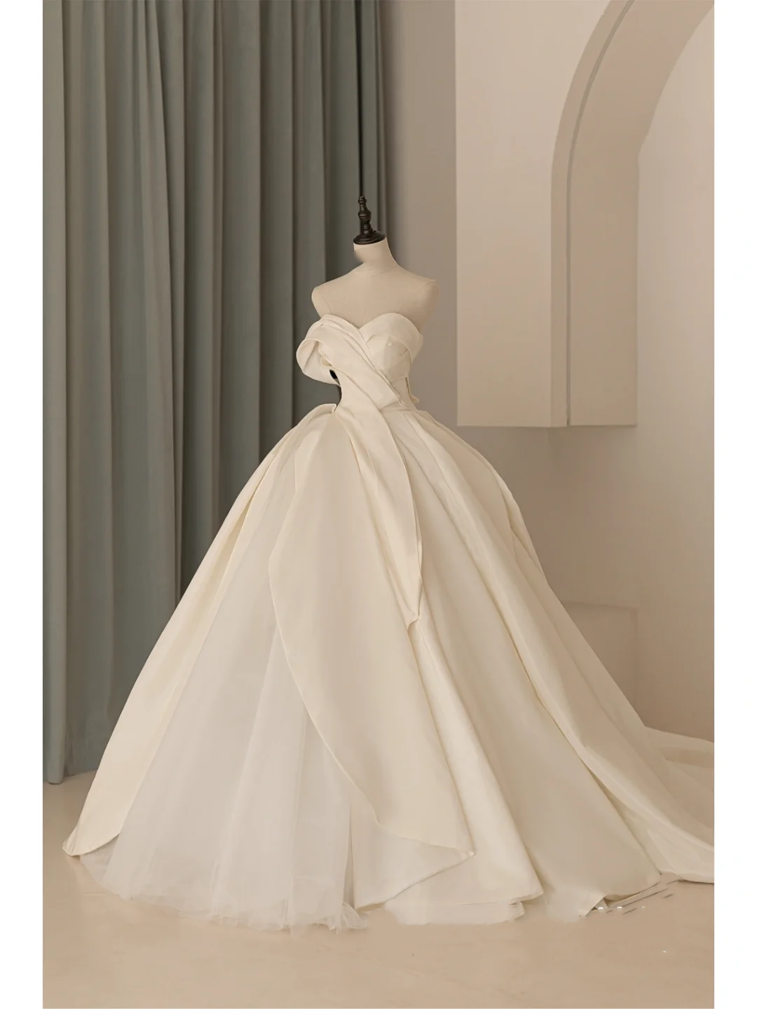 Dreamy Ball Gown Strapless White Fitted Satin Ruffles Corset Plus Size Wedding Dress Bridal Gowns Wedding Dresses With Train RB1073