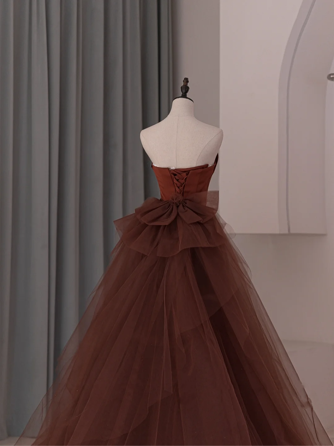 Robe de bal longue en satin plissé rouge rouille, style sirène, sans bretelles, tendance et modeste, idéale pour les lycées et les lycées (RB1076)