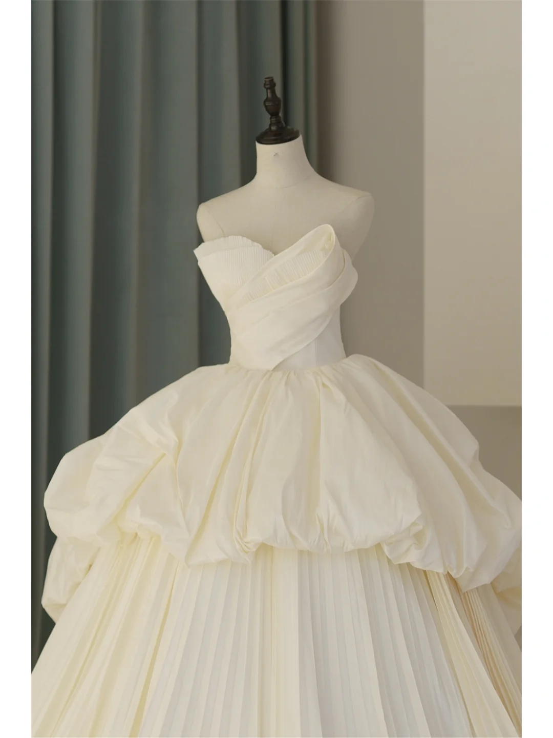 Robe de mariée de rêve en satin blanc, décolleté en cœur, volants, corset, grande taille, avec traîne, RB1081