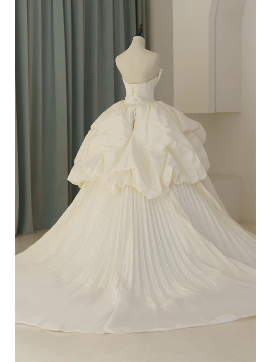 Robe de mariée de rêve en satin blanc, décolleté en cœur, volants, corset, grande taille, avec traîne, RB1081