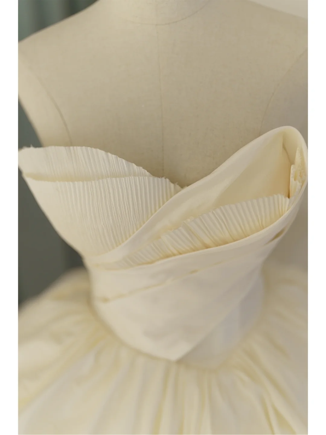 Robe de mariée de rêve en satin blanc, décolleté en cœur, volants, corset, grande taille, avec traîne, RB1081