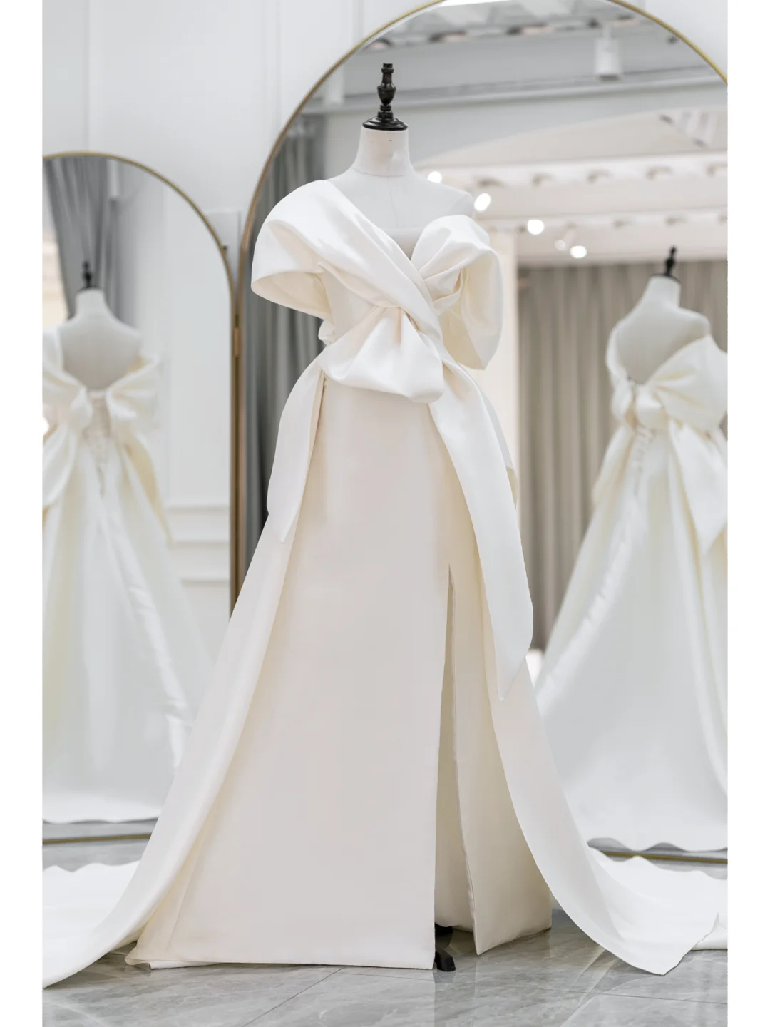 Robe de mariée élégante, style sirène, épaules dénudées, manches courtes, satin, blanc uni, ajustée, style longue, RB1091