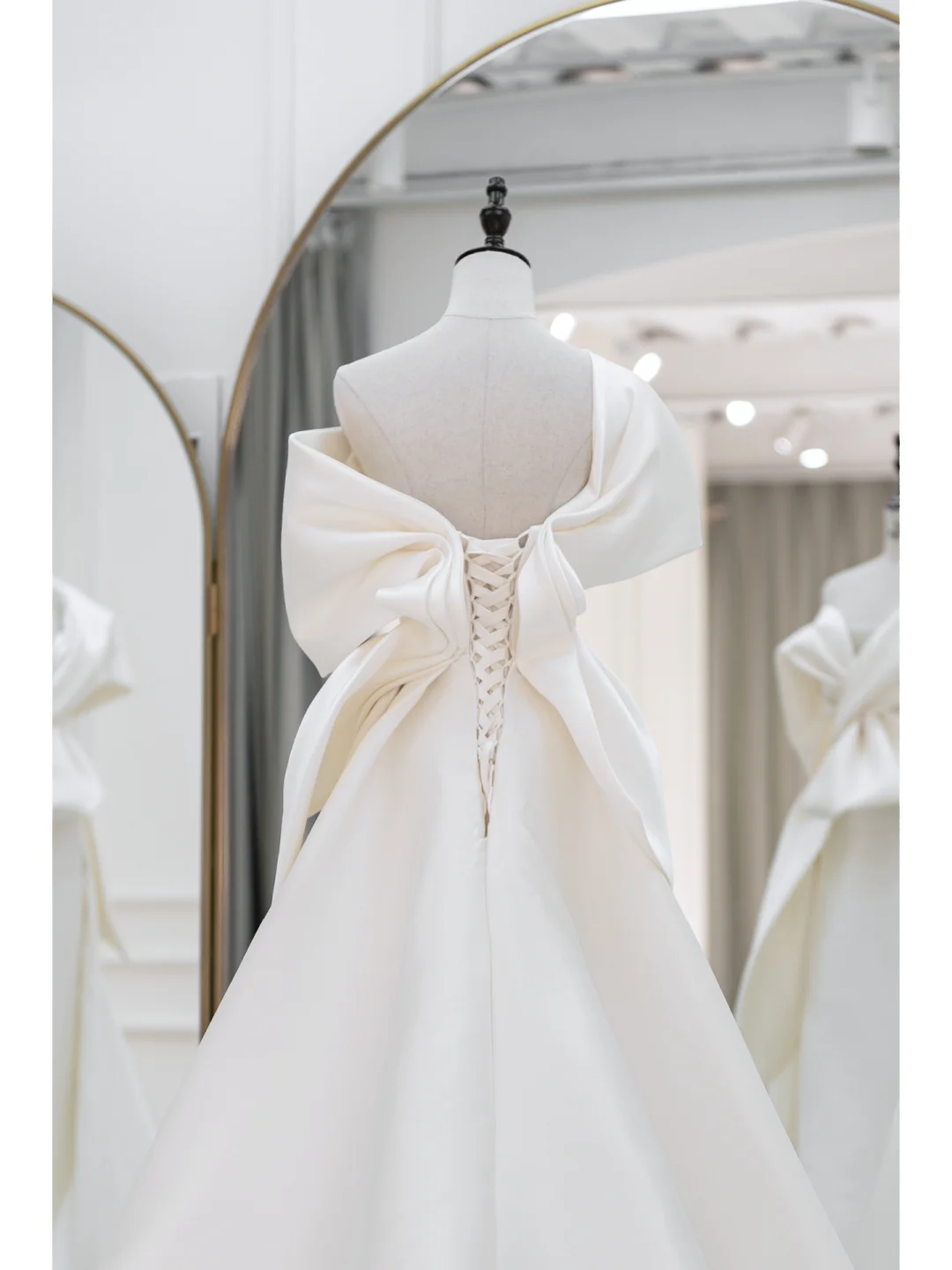 Robe de mariée élégante, style sirène, épaules dénudées, manches courtes, satin, blanc uni, ajustée, style longue, RB1091