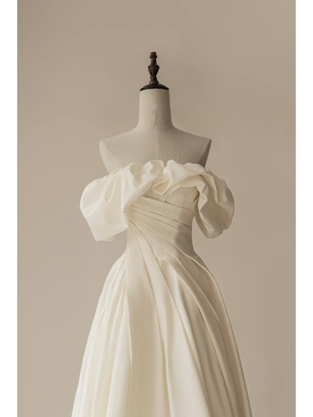 Robe de mariée élégante en satin, coupe A, épaules dénudées, manches courtes, corset ajusté, style longue, RB1111