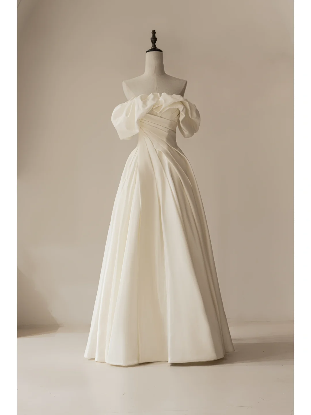 Robe de mariée élégante en satin, coupe A, épaules dénudées, manches courtes, corset ajusté, style longue, RB1111