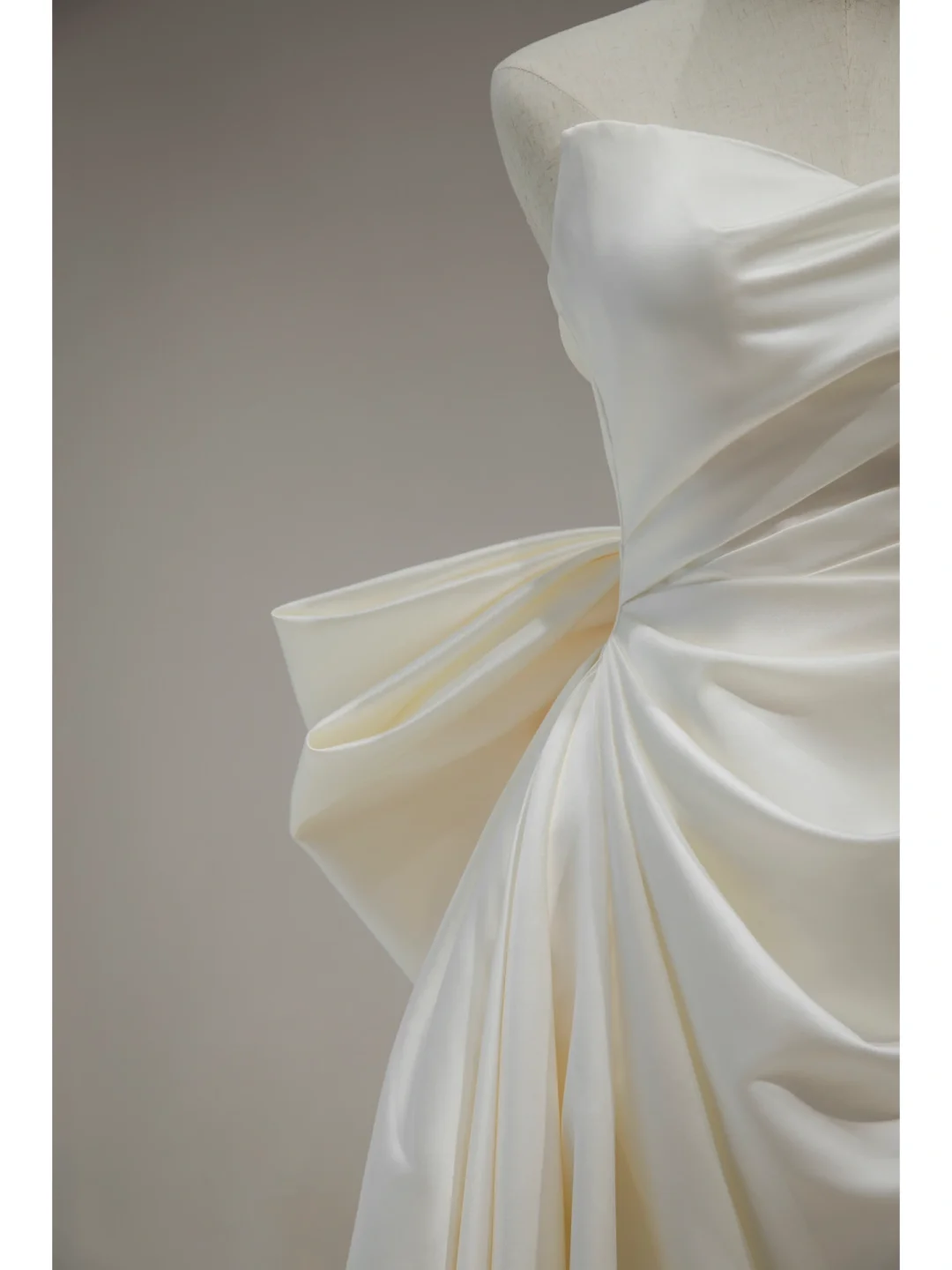 Elegant Modest Mermaid Sweetheart Satin Pleated Off White Wedding Dress Long Bridal Gown Wedding Gowns RB1118