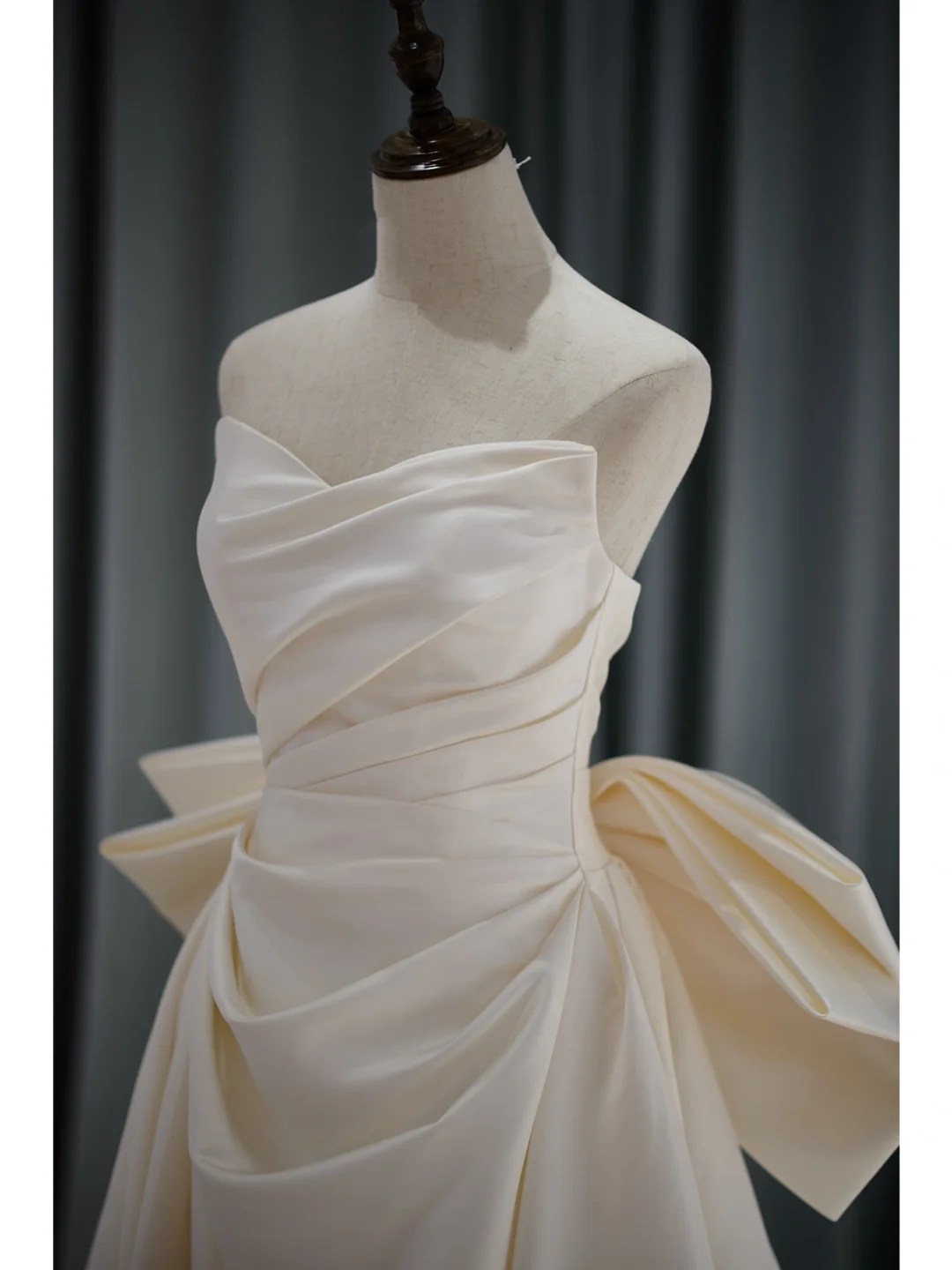 Elegant Modest Mermaid Sweetheart Satin Pleated Off White Wedding Dress Long Bridal Gown Wedding Gowns RB1118