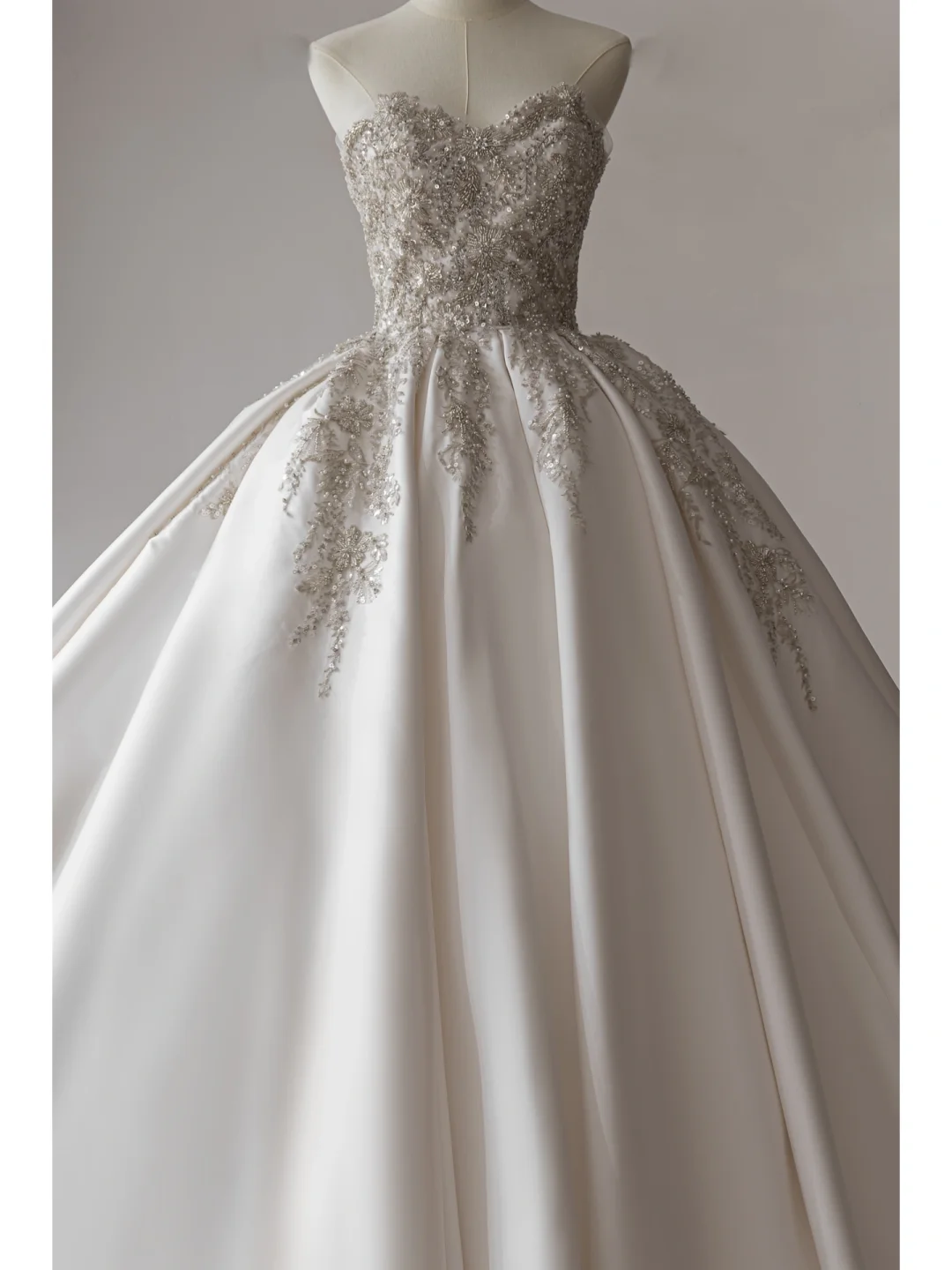 Elegant Modest Ball Gown Strapless Fitted Silver Beaded Appliques Corset Wedding Dress Long Bridal Gowns Wedding Dresses RB1115